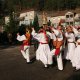 <p><b>Rancho de Reis, Gul&aacute;ns, Ponteareas.</b></p>
<div style="text-indent: 35.4pt; line-height: 150%">No sur de Galicia cons&eacute;rvanse tres danzas de Reis asociadas &oacute;s denominados Ranchos de Reis. Estes <i>Ranchos de Reis</i> interpretan catro danzas diferentes:</div>
<div style="text-indent: 35.4pt; line-height: 150%"><i>Danza de casta&ntilde;olas</i> e <i>danza de palitroques</i>: ambos acomp&aacute;&ntilde;anse de pezas de madera de buxo (casta&ntilde;olas ou paus) que os danzantes fan soar mentres executan a danza.</div>
<div style="text-indent: 35.4pt; line-height: 150%"><i>Danza de fitas</i>: os bailadores danzan xirando arredor dun pau mentres suxeitan unha fita amarrada &aacute; punta dun poste, estas fitas van sendo trenzadas sobre o poste mentres os bailadores desenvolven a danza.</div>
<div style="text-indent: 35.4pt; line-height: 150%"><i>Danza de arqui&ntilde;os</i>: os danzantes bailan xunguidos &aacute;s s&uacute;as parellas por un pao en forma de arco decorado con fitas de cores debuxando figuras e entrelazando os arqui&ntilde;os de diferentes xeitos.</div>
<div style="text-indent: 35.4pt; line-height: 150%">Ademais destas catro danzas, os bailadores adoitaban a pechar a representaci&oacute;n bailando a xota, o valse, a mui&ntilde;eira e a ribeirana.</div>
<div style="text-indent: 35.4pt; line-height: 150%">O Rancho de Reis de Gul&aacute;ns baila o 6 de Xaneiro.</div>
<div style="text-indent: 35.4pt; line-height: 150%">&nbsp;</div>
<p>Fotograf&iacute;a de Fernando Garc&iacute;a</p>
<p>&nbsp;</p>